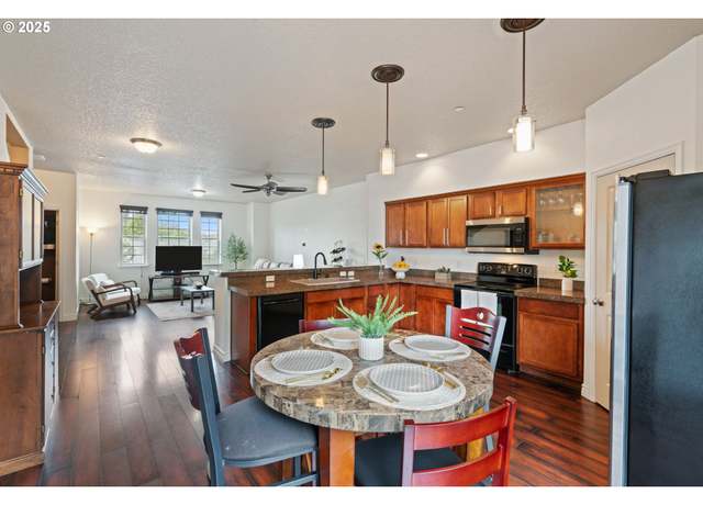 Property at 10909 NE 8th Cir, Vancouver, WA 98664, 2 beds, 2.5 baths