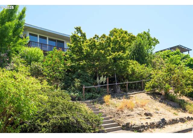 Property at 2545 Washington St, Eugene, OR 97405, 3 beds, 3 baths