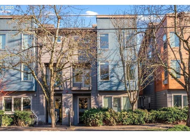 Property at 8028 N Burlington Ave, Portland, OR 97203, 3 beds, 2.5 baths