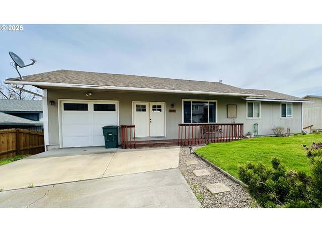 Property at 1814 SW 45th St, Pendleton, OR 97801, 4 beds, 3 baths