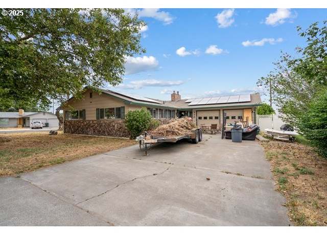Property at 370 W Moore Ave, Hermiston, OR 97838, 3 beds, 2 baths