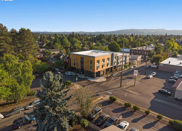 Property at 4738 SE Belmont St, Portland, OR 97215, 4 beds, 19 baths