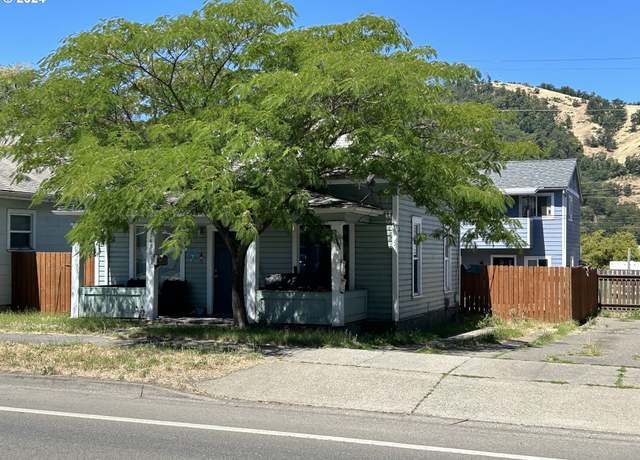 Property at 1434 SE Pine St, Roseburg, OR 97470, 8 beds, 3 baths