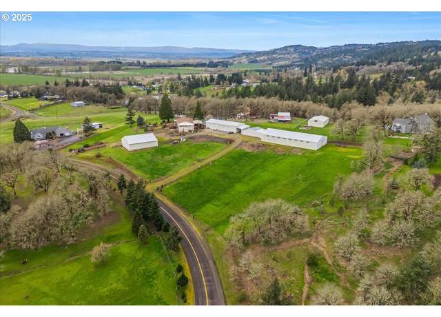 Property at 10685 Oak Dr SE, Salem, OR 97306, 5 beds, 3 baths
