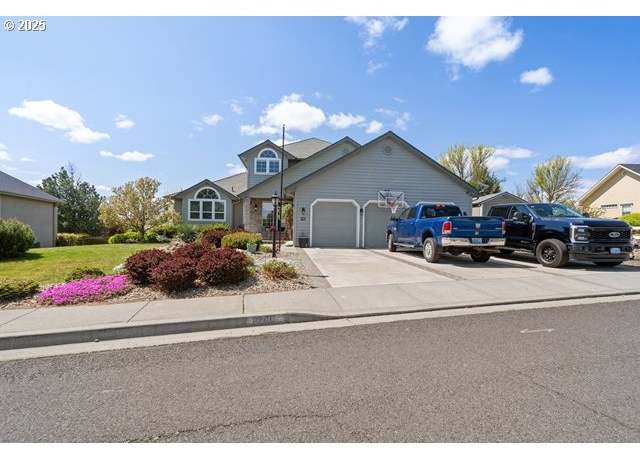 Property at 1741 SW 18th St, Pendleton, OR 97801, 3 beds, 2.5 baths