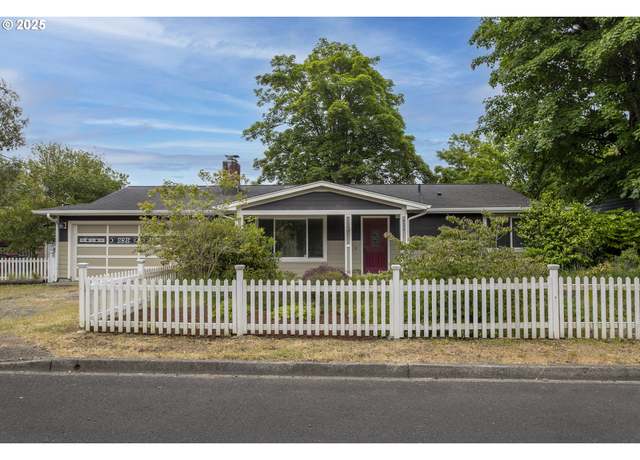 Property at 821 13th Ave, Seaside, OR 97138, 3 beds, 2 baths