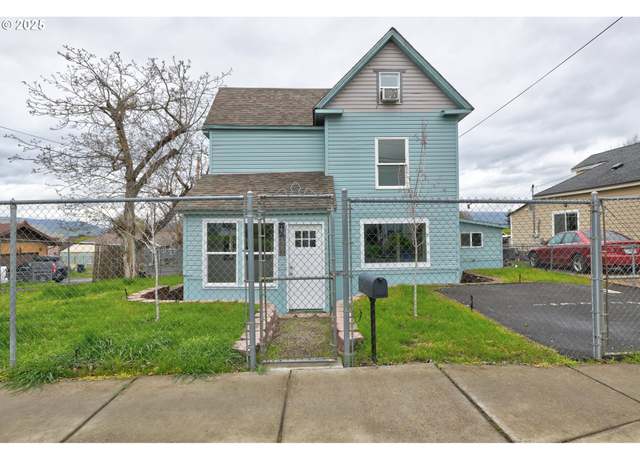 Property at 1301 E 10th St, The Dalles, OR 97058, 3 beds, 3 baths