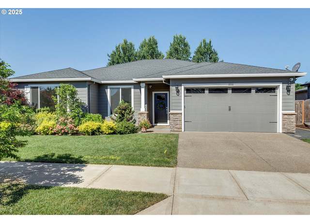 Property at 1059 S Walnut St, Canby, OR 97013, 3 beds, 2 baths