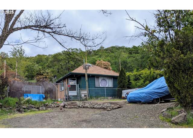 Property at 1119 NE Crescent Aly, Roseburg, OR 97470, 2 beds, 1 bath