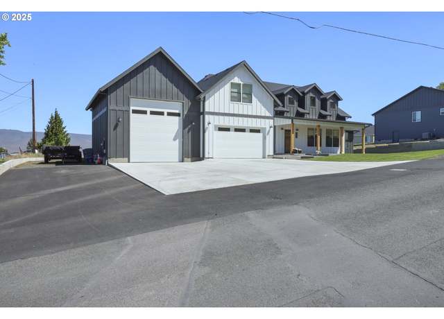 Property at 2545 E 18th St, The Dalles, OR 97058, 3 beds, 2.5 baths