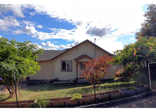 Property at 2047 NE Freemont Ave, Roseburg, OR 97470, 3 beds, 2 baths