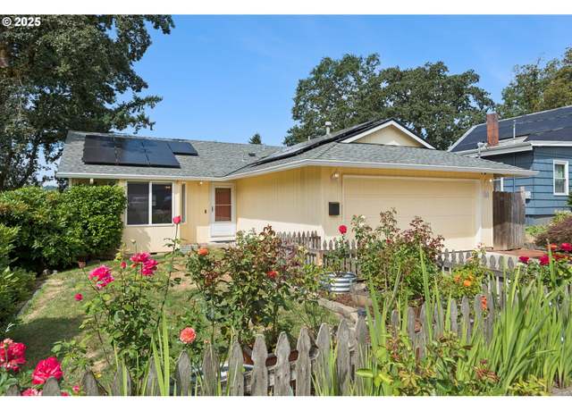 Property at 1042 Columbia Ave, Gladstone, OR 97027, 3 beds, 2.5 baths