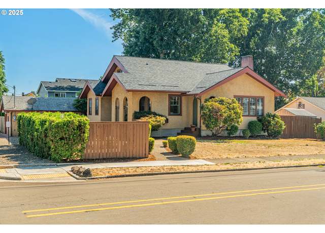 Property at 175 E Gloucester St, Gladstone, OR 97027, 5 beds, 3 baths