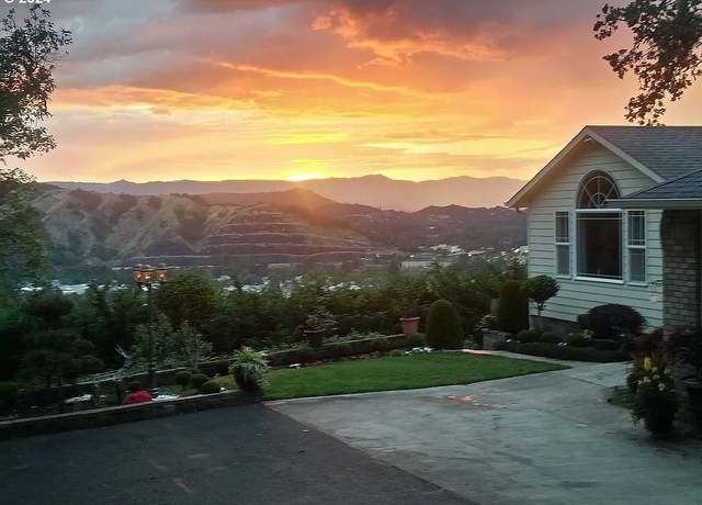 Property at 1385 SE Laurel Ct, Roseburg, OR 97470, 3 beds, 2 baths
