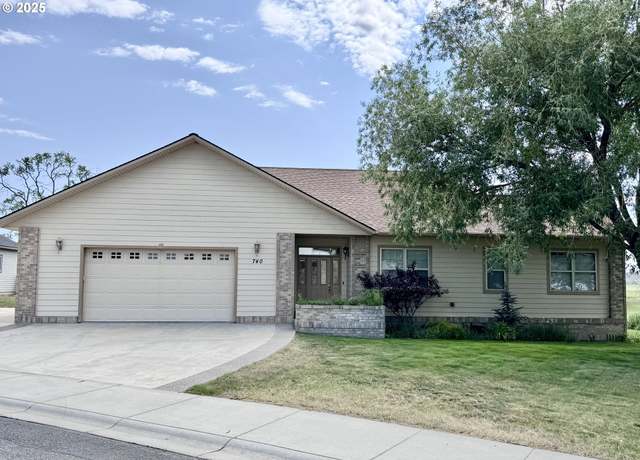 Property at 740 E Fairway Dr, Baker City, OR 97814, 3 beds, 2.5 baths