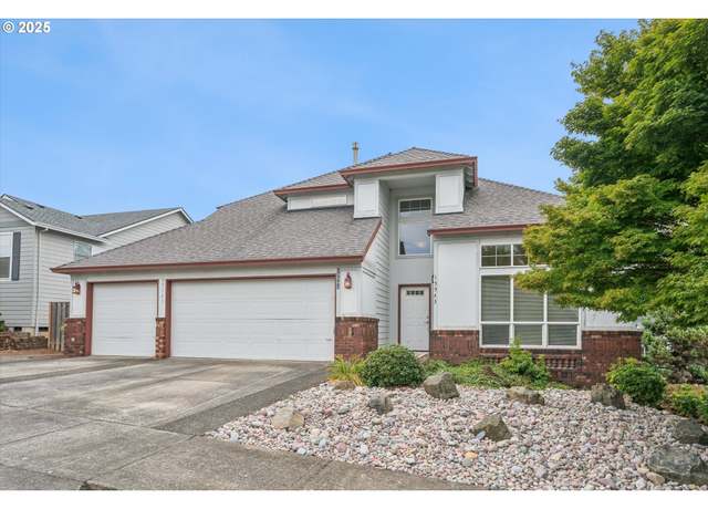Property at 15543 SE Bybee Dr, Portland, OR 97236, 4 beds, 2.5 baths