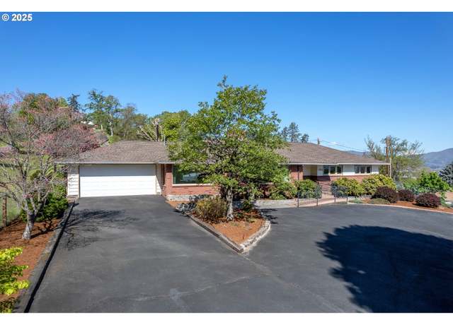 Property at 1511 Washington St, The Dalles, OR 97058, 3 beds, 2 baths