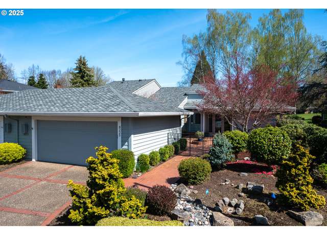 Property at 8225 SW Fairway Dr, Wilsonville, OR 97070, 2 beds, 2 baths