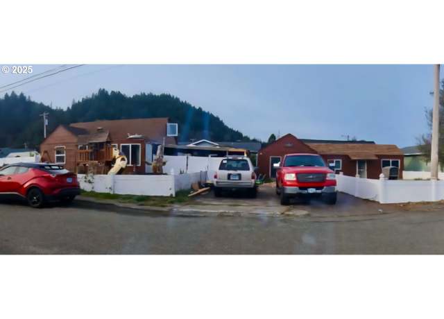 Property at 1189/1179 Ivy Ave, Reedsport, OR 97467, 4 beds, 2 baths