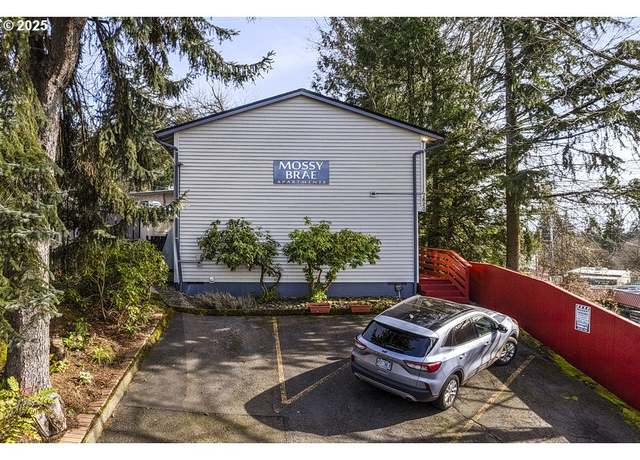 Property at 7820 SW 17th Dr, Portland, OR 97219, 8 beds, 4 baths