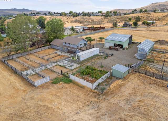 Property at 1405 17th St, Baker City, OR 97814, 3 beds, 2 baths