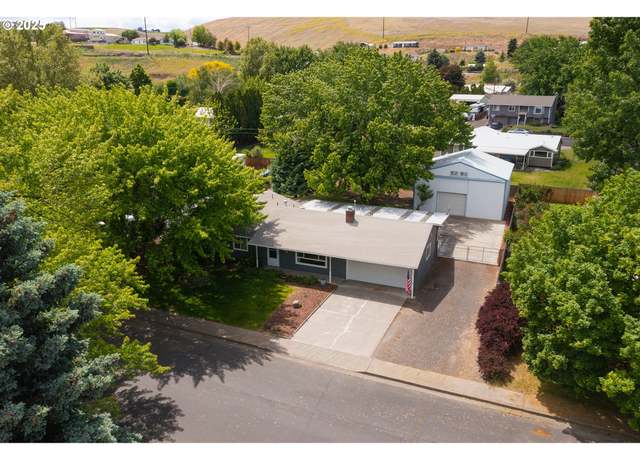 Property at 1911 SW Vista Pl, Pendleton, OR 97801, 3 beds, 2 baths