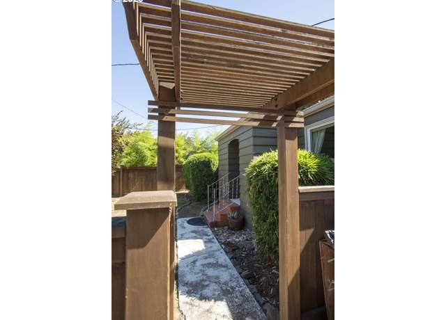 Photo of 602 W 28th Ave, Eugene, OR 97405