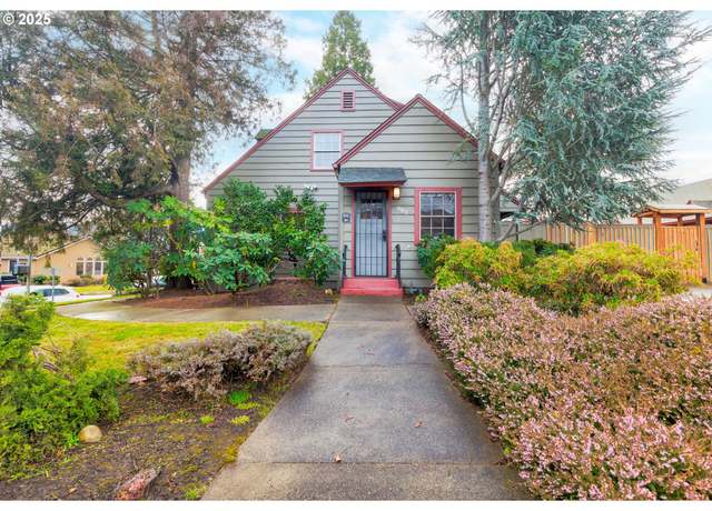 Property at 882 NE 7th St, Grants Pass, OR 97526, 3 beds, 2 baths