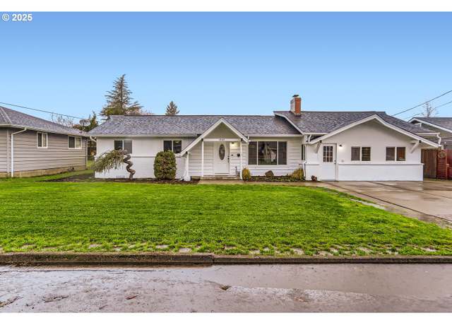 Property at 1545 NE 9th St, Mcminnville, OR 97128, 4 beds, 2.5 baths