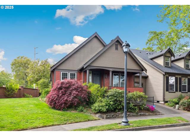 Property at 703 NE 70th Ave, Hillsboro, OR 97124, 3 beds, 2.5 baths