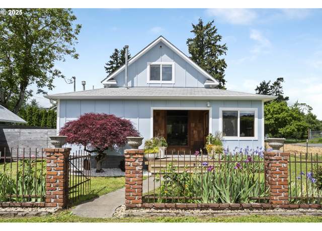 Property at 10359 SE Martins St, Portland, OR 97266, 3 beds, 1.5 baths
