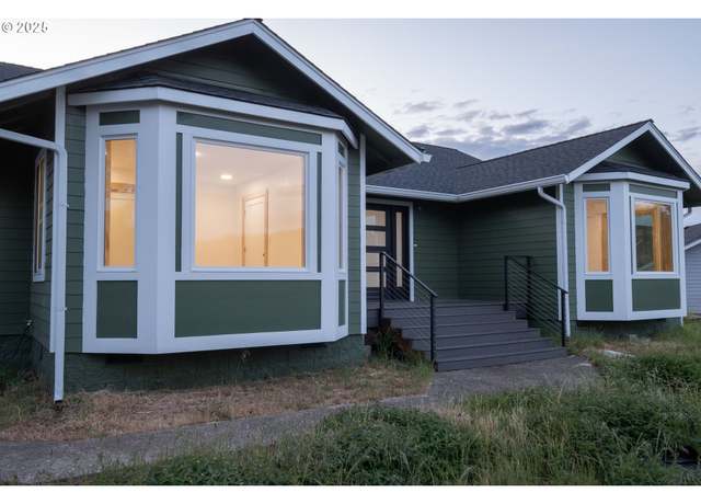 Property at 383 Ridgecrest Dr, Roseburg, OR 97470, 4 beds, 2.5 baths