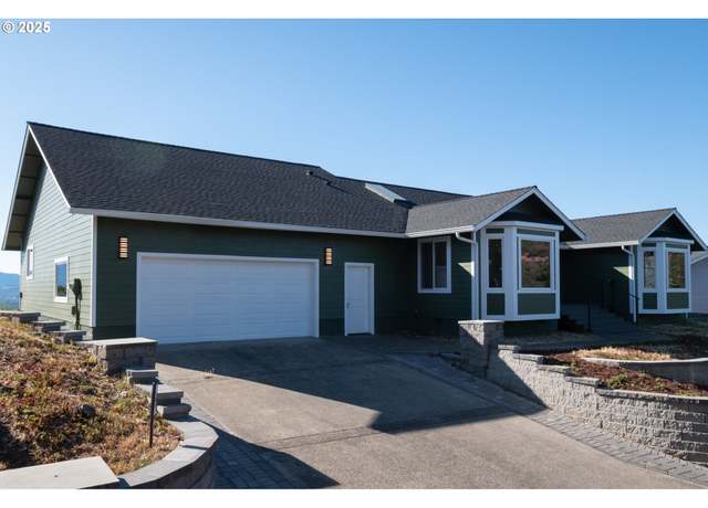 Property at 383 Ridgecrest Dr, Roseburg, OR 97470, 4 beds, 2.5 baths