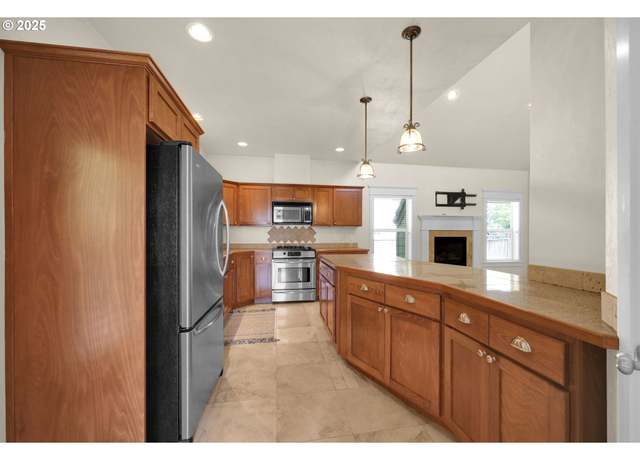Property at 3435 Meadow View Dr, Eugene, OR 97408, 3 beds, 2.5 baths