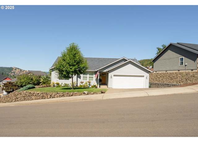 Property at 628 NE Cummins St, Roseburg, OR 97470, 3 beds, 2 baths