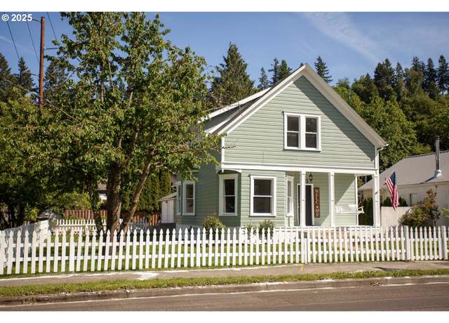 Property at 122 Center St, Oregon City, OR 97045, 3 beds, 2 baths