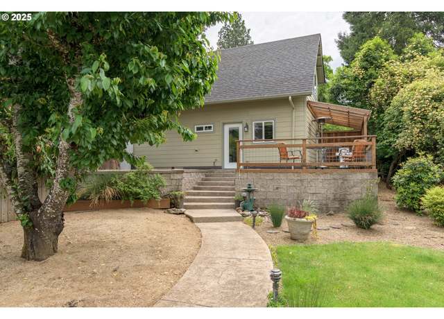 Property at 2108 Charnelton Aly, Eugene, OR 97405, 8 beds, 6 baths