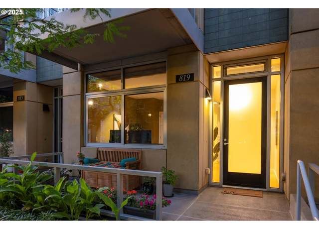 Property at 819 S Pennoyer St, Portland, OR 97239, 2 beds, 2.5 baths