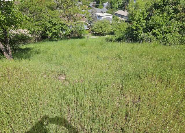Property at 1608 SE Eddy St, Roseburg, OR 97470