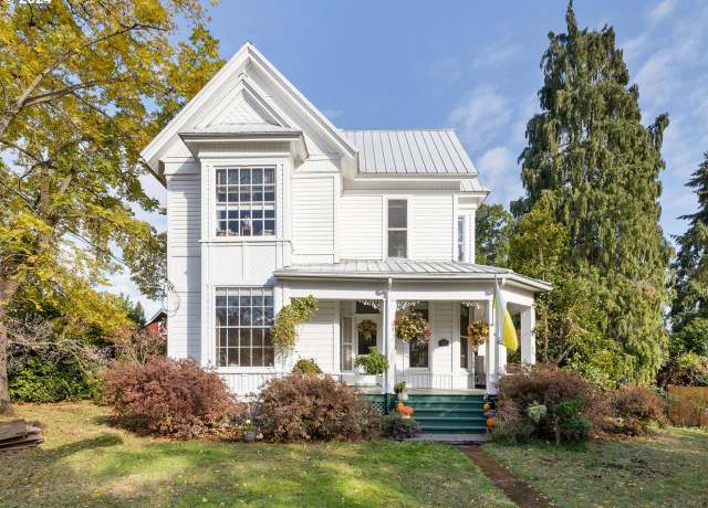 Property at 1006 Pine St NE, Silverton, OR 97381, 4 beds, 2 baths