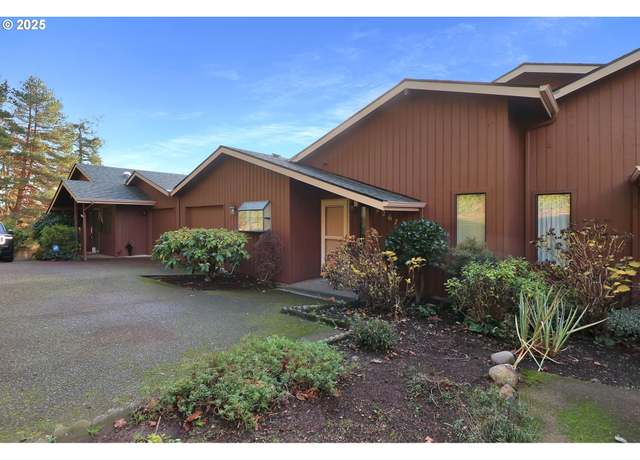 Property at 2267 Ridgeway Dr, Eugene, OR 97401, 2 beds, 2.5 baths