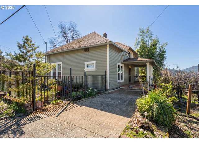 Property at 693 NE Winchester St, Roseburg, OR 97470, 4 beds, 3 baths