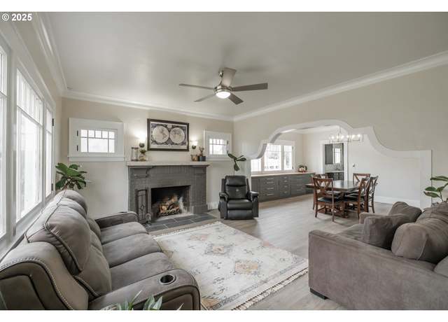 Property at 1836 Center St, Salem, OR 97301, 4 beds, 1 bath