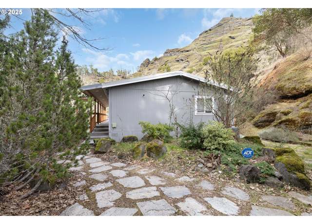 Property at 2721 Reston Rd, Roseburg, OR 97470, 3 beds, 2 baths