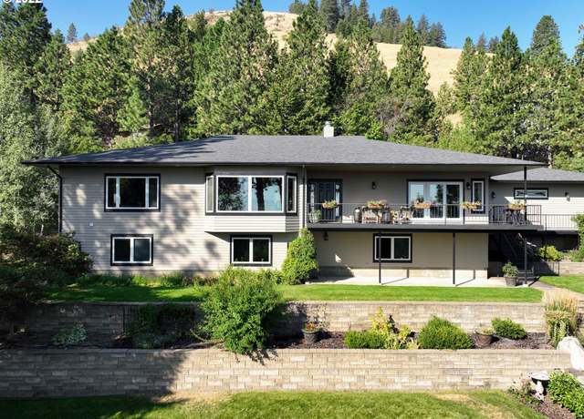 Property at 12 Pine Crest Dr, La Grande, OR 97850, 4 beds, 3.5 baths