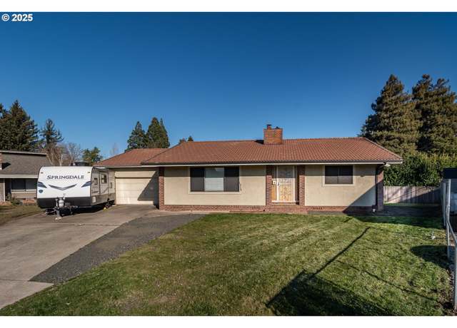 Property at 1215 NW Littlewood Ct, Roseburg, OR 97471, 3 beds, 1.5 baths