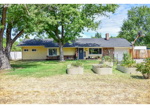 Property at 1529 Grand Ave, Medford, OR 97504, 4 beds, 2 baths
