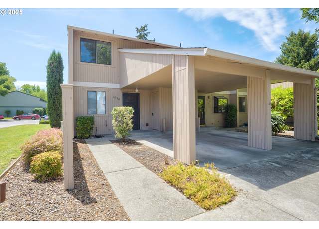 Property at 1034 SE Camelot Dr, Grants Pass, OR 97526, 2 beds, 1.5 baths