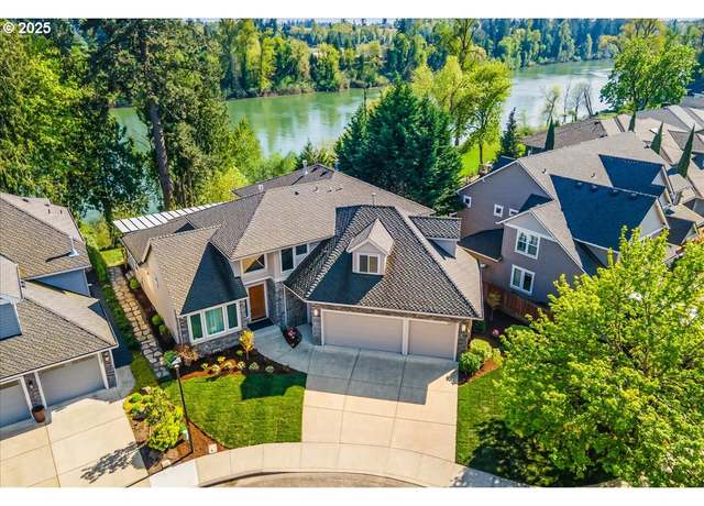 Property at 32092 SW Willamette Way E, Wilsonville, OR 97070, 4 beds, 3.5 baths
