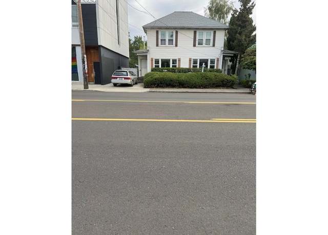 Property at 4320 SE Hawthorne Blvd, Portland, OR 97215, 5 beds, 3 baths